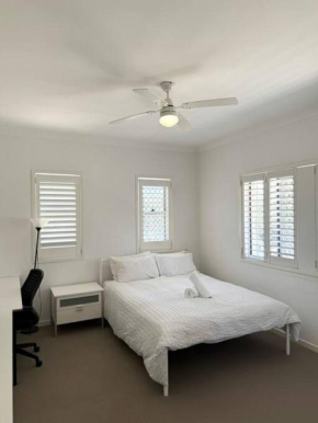 2 spacious rooms with shared bathroom in Modern Sunnybank Home